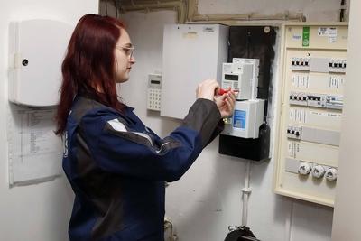 15.01.2025, Berlin, Wirtschaftssenatorin Franziska Giffey, montiert symbolisch einen Smart Meter Stromz?hler in einer la-stock-foto