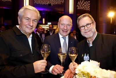 Klaus Wowereit, der Regierende Kai Wegner, Reinhard Naumann beim Cocktail-Empfang zur ?bergabe der Leitung des Hotels Wa-stock-foto
