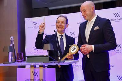 Gregor Andr? ewitch, Christian Schwenke (GM Waldorf Astoria) beim Cocktail-Empfang zur ?bergabe der Leitung des Hotels W-stock-foto
