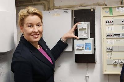 15.01.2025, Berlin, Wirtschaftssenatorin Franziska Giffey, montiert symbolisch einen Smart Meter Stromz?hler in einer la-stock-foto