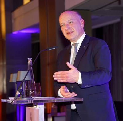 Der Regierende Kai Wegner beim Cocktail-Empfang zur ?bergabe der Leitung des Hotels Waldorf Astoria Berlin an Christian-stock-foto