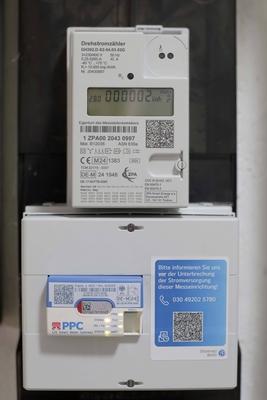 15.01.2025, Berlin, Wirtschaftssenatorin Franziska Giffey, montiert symbolisch einen Smart Meter Stromz?hler in einer la-stock-foto