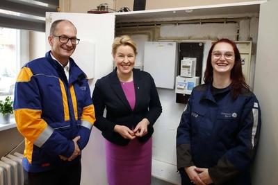 15.01.2025, Berlin, Wirtschaftssenatorin Franziska Giffey, montiert symbolisch einen Smart Meter Stromz?hler in einer la-stock-foto