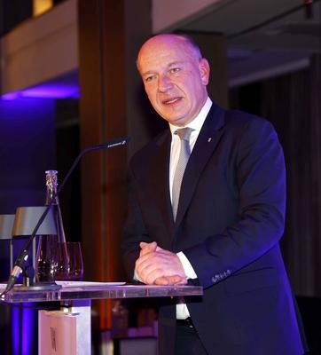 Der Regierende Kai Wegner beim Cocktail-Empfang zur ?bergabe der Leitung des Hotels Waldorf Astoria Berlin an Christian-stock-foto