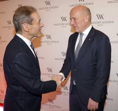 Gregor Andr? ewitch, der Regierende Kai Wegner beim Cocktail-Empfang zur ?bergabe der Leitung des Hotels Waldorf Astoria-stock-foto