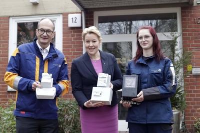 15.01.2025, Berlin, Wirtschaftssenatorin Franziska Giffey, montiert symbolisch einen Smart Meter Stromz?hler in einer la-stock-foto