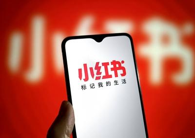 SUQIAN, CHINA - JANUARY 14: In this photo illustration, the logo of Chinese Social Media Platform Xiaohongshu is display-stock-foto