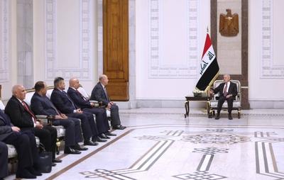 Iraqi President Abdul Latif Jamal Rashid, receives the Chairman and members of the Board of Commissioners of the Independent High Electoral Commission-stock-foto