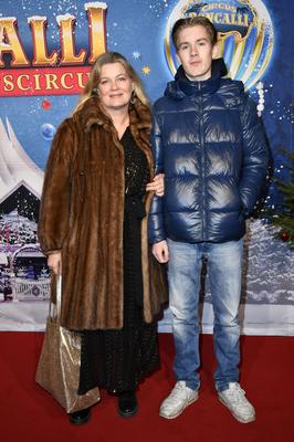 Birge Schade mit Sohn Henry bei der Premiere des 18. Original Roncalli Weihnachtscircus im Tempodrom. Berlin, 17.12.2022-stock-foto