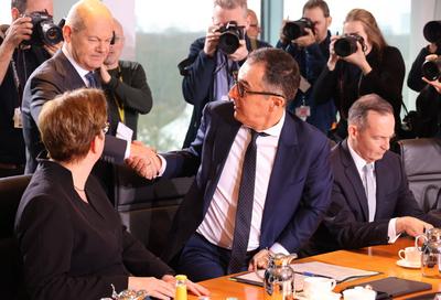 Bundeskabinett mit Scholz-stock-foto