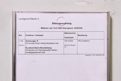 Berlin, Deutschland, 15.01.2025: Landgericht Berlin: Prozess Schlesinger gegen RBB: Sitzungsaushang vor dem Gerichtssaal-stock-foto
