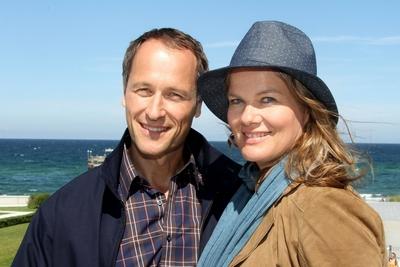 Bildnummer: 58352364  Datum: 14.08.2012  Copyright: imago/Future ImageMarkus Kn?fken, Birge Schade Fototermin am Set der ZDF-Kom?die von Bei Hitze ist es wenigstens nicht kalt nach dem Roman von Dora Heldt, Heiligendamm Foto:xgbrcix/xFuturexImage Shooting Entertainment People TV Kultur x0x xub 2012 quer premiumd Markus Knuefken Schauspieler Schauspielerin  58352364 Date 14 08 2012 Copyright Imago Future Image Markus Kn?fken Birge A pity Photo call at Set the ZDF Comedy from at Heat is it at least not cold after the Novel from Dora Heldt Heiligendamm Photo   Shooting Entertainment Celebrities TV Culture x0x  2012 horizontal premiumd Markus  Actor Actress-stock-foto