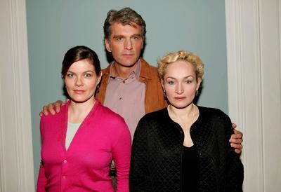 Bildnummer: 50699604  Datum: 04.03.2005  Copyright: imago/Andre PolingSchauspieler Walter Sittler (Mitte) mit den Schauspielerinnen Birge Schade (li.) und Angelika Bartsch (alle GER) anl?sslich eines Fototermins zum ZDF-Fernsehfilm GEGEN JEDES RISIKO in Hamburg, Personen; 2005, Hamburg, TV, Pressetermin; , quer, Kbdig, Gruppenbild, close, Film, Kunst, Deutschland, Randbild, People-stock-foto