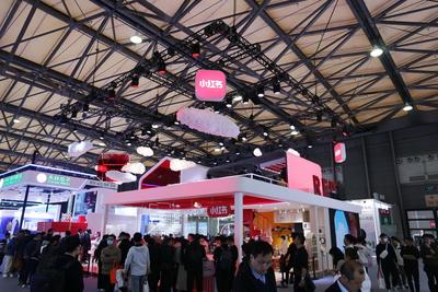 Little Red Book Booth at AWE2024 in Shanghai SHANGHAI, CHINA - MARCH 14, 2024 - Visitors visit the stand of Little Red B-stock-foto
