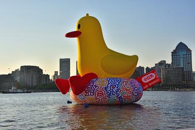 SHANGHAI, CHINA - AUGUST 24: A 20-meter-high inflatable statue shaped on a yellow duck, which is the mascot of Xiaohongs-stock-foto