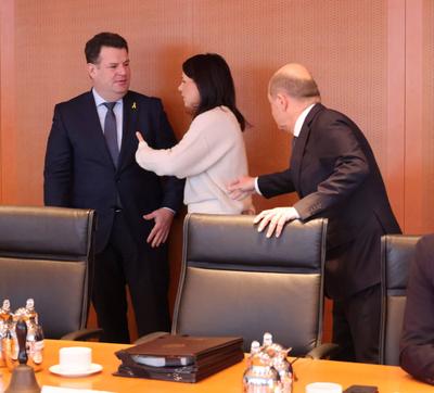 Bundeskabinett mit Scholz-stock-foto