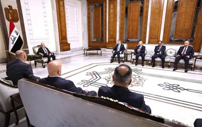 Iraqi President Abdul Latif Jamal Rashid, receives the Chairman and members of the Board of Commissioners of the Independent High Electoral Commission-stock-foto