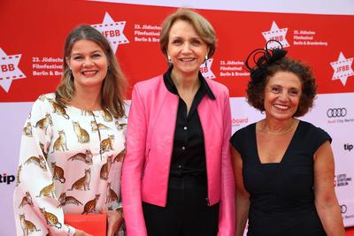 Birge Schade,, franzoesische Botschafterin Ihrer Exzellenz Anne-Marie Desc?tes Descotes und Adriana Altaras bei der Eroe-stock-foto