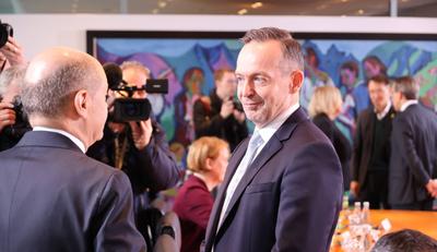 Bundeskabinett mit Scholz-stock-foto