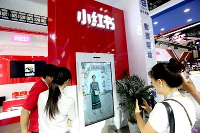 BEIJING CHINA MAY 28 People experience clothes try on service online at the Xiaohongshu stand on-stock-foto