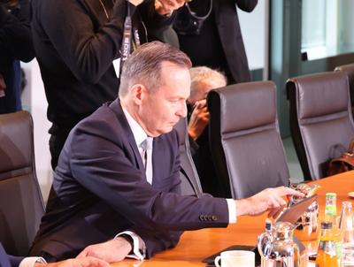 Bundeskabinett mit Scholz-stock-foto