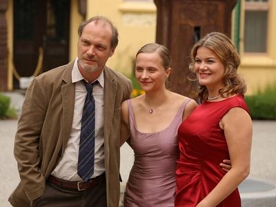 Martin Brambach als Lutz Steimle Sandra Schreiber als Laila Steimle mit Birge Schade als Irene Stei-stock-foto