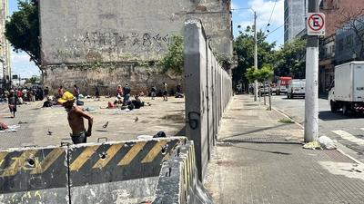Crackland wall in sao paulo-stock-foto