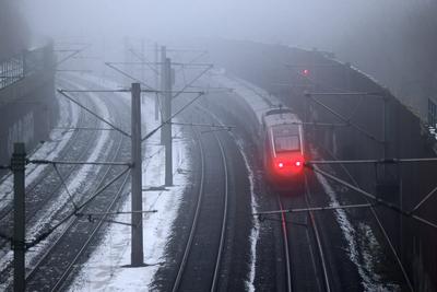 Nebel im Schienenverkehr-stock-foto