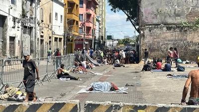 Crackland wall in sao paulo-stock-foto