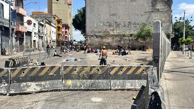 Crackland wall in sao paulo-stock-foto