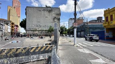 Crackland wall in sao paulo-stock-foto