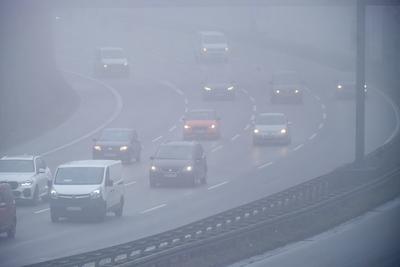 D?sseldorf 15.01.2025 Nebel Nebelwetter Luftfeuchte Luftfeuchtigkeit Rheinturm Winterwetter Strassenverkehr Unfallgefahr-stock-foto