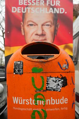 SPD Wahlplakat GER, Berlin, 20250115, SPD Wahlplakat von Olaf Scholz, ?ber einem Berliner Abfallbeh?lter, mehr f?r Dich,-stock-photo