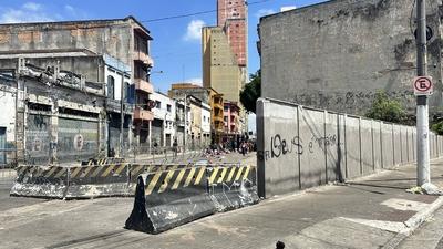 Crackland wall in sao paulo-stock-foto