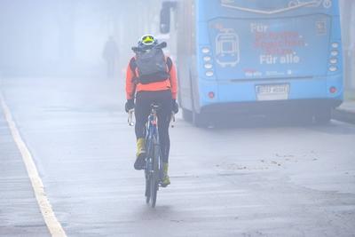 D?sseldorf 15.01.2025 Radfahrer Fahrradfahrer Fahrrad Velo Volmerswerther Deich Volmerswerth Rheinufer Winterwetter Nebe-stock-foto
