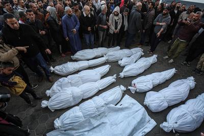 Palestinians carry the bodies of Palestinians killed in Israeli airstrikes on Deir al-Balah, amid the ongoing conflict between Israel and Hamas, at the Al-Aqsa Martyrs Hospital, in Deir al-Balah-stock-foto