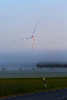 Blick am Montag (05.06.2023) unweit von Dummerstorf (Landkreis Rostock) auf ein Windrad im Frühnebel. Nach einem Gesetz-stock-foto