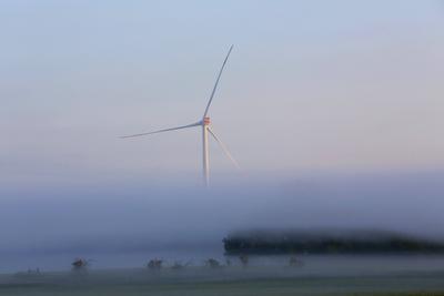 Blick am Montag (05.06.2023) unweit von Dummerstorf (Landkreis Rostock) auf ein Windrad im Fr?hnebel. Nach einem Gesetz-stock-foto