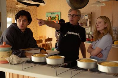 Charles Melton, Todd Haynes, Julianne Moore, May December (2023). Photo credit: Netflix PUBLICATIONxINxGERxSUIxAUTxONLY-stock-foto