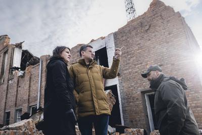 Bundesaussenministerin Annalena Baerbock (Buendnis 90 Die Gruenen) und der Aussenminister der Ukraine, Dmytro Kuleba, be-stock-foto