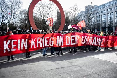 News Bilder des Tages M?nchen: Antifa demonstriert gegen Compact und AfD-Kundgebung Am 18. Februar 2023 versammelten sic-stock-foto