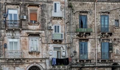 shabby chic derelict buildings with laundry hanging from the balconies in the Old Town of Taranto Taranto, Italy - 30 No-stock-foto
