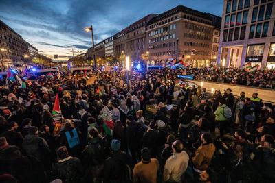 Tausende Menschen in Berlin f?r Palaestina auf der Stra?e, Tausende Menschen sind am Samstag in Berlin am Alexanderplatz-stock-foto