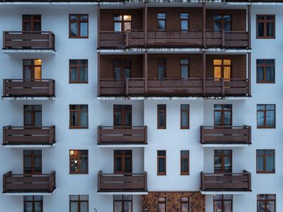 Facade with wooden balconies Hotel 28 Rosa Khutor in the morning of Sochi 01/24/2019 Facade with wooden balconies Hotel-stock-foto
