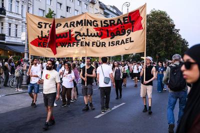 Revolution?re 1.Mai Demo in Berlin Gesch?tzt mehr als 10000 Teilnehmer:innen haben sich am 01.05.2024 in Berlin zur Revo-stock-foto