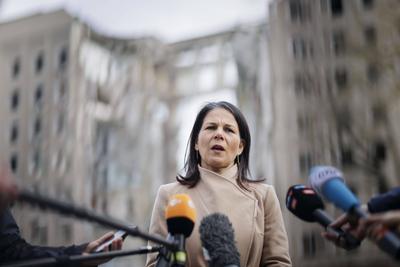 Annalena Baerbock (Buendnis 90/Die Gruenen), Bundesaussenministerin, gibt vor dem zerstoerten Gebaeude der Regionalverwa-stock-foto