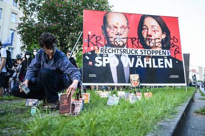 Revolution?re 1.Mai Demo in Berlin Gesch?tzt mehr als 10000 Teilnehmer:innen haben sich am 01.05.2024 in Berlin zur Revo-stock-foto