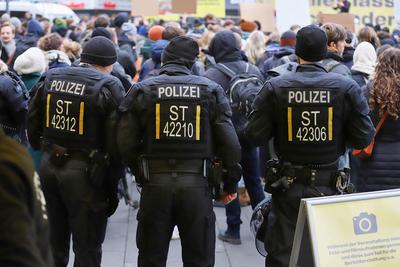 Halle (Saale), Sachsen-Anhalt, Deutschland, 16.01.2025: Marktplatz: FDP-Wahlkampftour: Polizisten sorgen bei der Wahlkam-stock-foto