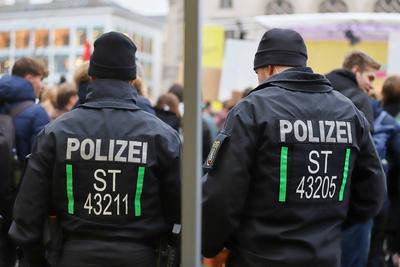 Halle (Saale), Sachsen-Anhalt, Deutschland, 16.01.2025: Marktplatz: FDP-Wahlkampftour: Polizisten sorgen bei der Wahlkam-stock-foto