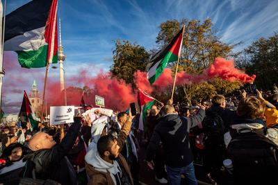 News Bilder des Tages Tausende Menschen in Berlin f?r Palaestina auf der Stra?e, Tausende Menschen sind am Samstag in Be-stock-foto